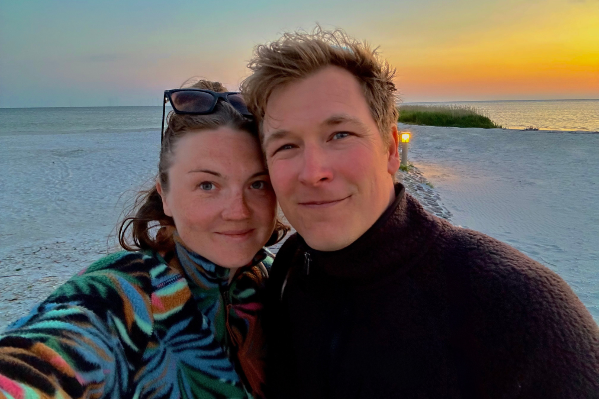 Spotlight Secrets Gründer Bastian und Elina: Teamfoto der Schnitzeljagd- und Rätseltour-Anbieter für innovative Stadtführungen